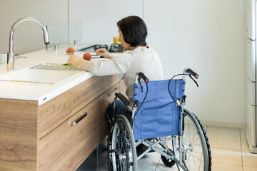 車椅子　女性　キッチン