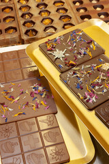 Schokoladen im Formschablonen mit Dekor und Blumenblätter