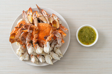 Steamed blue crab with spicy seafood sauce © topntp