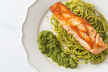 Spaghetti pesto with grilled salmon