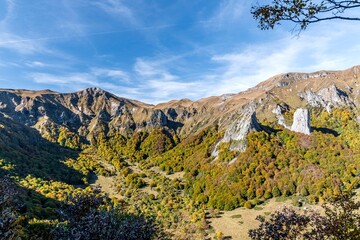 Crête du coq et dent de la rancune au milieu de la vallée de Chaudefour par une belle journée automnale
