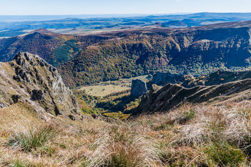 Panorama sur la vallée de Chaudefour du haut des crêtes par une superbe journée d'automne