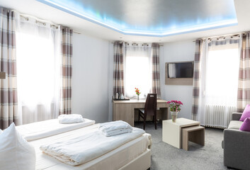 Hotelzimmer mit Doppelbett, Schreibtisch und Sitzecke