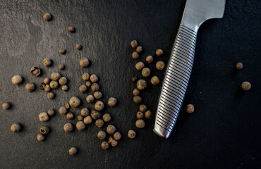  black pepper seeds and knife