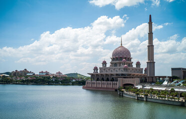 Fototapeta premium Putra Mosque in Putrajaya city, Malaysia