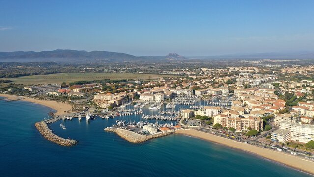 survol du port de plaisance de Saint-Rapha&euml;l dans le Var et de la plage
