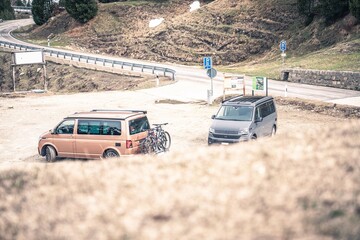 Camping in den Alpen. Unterwegs in die Ferien mit einem Campervan. © Sebastian