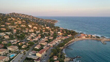 Survol de la côte d'Azur entre Sainte-Maxime et Saint Raphaël le long de la french riviera	