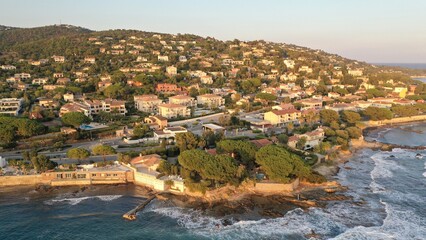 Fototapeta na wymiar survol de la côte d'Azur dans le Var entre Sainte-Maxime et Fréjus par soleil couchant