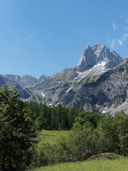 Fototapeta na wymiar Österreichischen Alpen und Bayerischen Voralpen . Blick auf Sonnjoch im Karwendel bei der Gramaialm und Naturpark Achental