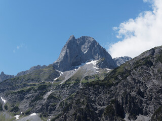 Österreichischen Alpen.  Karwendelgebirge. Blick auf den Gipfel des Sonnjoch, der im Sommer mit ewigem Schnee bedeckt