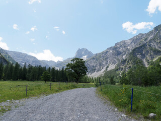Wandern durch  Karwendelgebirge im Österreichischen Alpen und Gramaialm im Falzthruntal. Entlang eines Serpentinenweg über die Bergwelt des Karwendels und Alpenhauptkamm zu den Bayerischen Voralpen