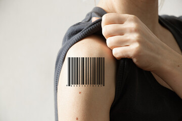 Naklejka premium a barcode on the shoulder of a girl, people are slaves and not free