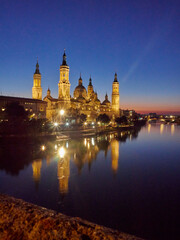 Obraz premium El Pilar de Zaragoza. A view of the Basilique of Zaragoza from the other side of the river Ebro. Zaragoza is in the region of Aragon, Spain.