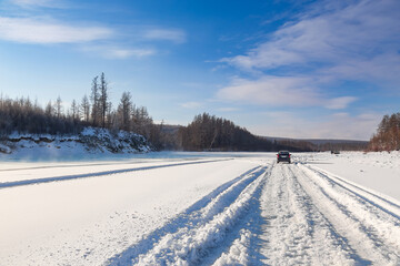 Fototapeta na wymiar The road on the frozen river