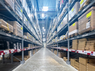 Obraz premium It is a warehouse and racks of a large-scale shopping center