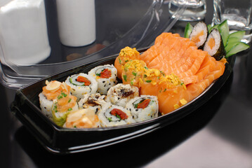 Japanese food combo of sushis and sahimis in black background © Jobz fotografia