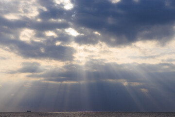雲の隙間から降り注ぐ神々しい太陽の光
