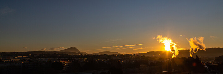 Fototapeta na wymiar the Sainte Victoire mountain in the light of a winter morning