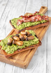 Guacamole toasts