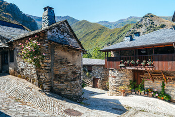 peñalba de santiago is a countryside town where houses are made of slate stone
