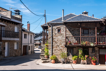 peñalba de santiago is a countryside town where houses are made of slate stone