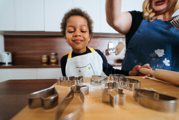 Fototapeta premium Mom and daughter prepare a baking dish