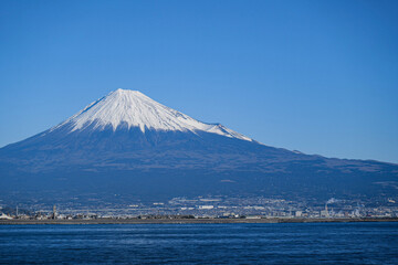 Fototapeta na wymiar 駿河湾に停泊するクルーズ船から見た富士山