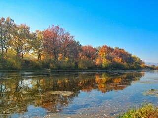 Fototapeta na wymiar autumn lake in russia, samara