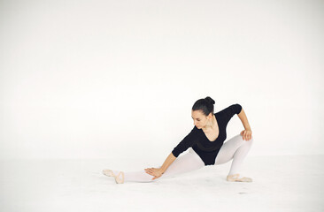 Obraz premium Ballerina posing in front of white background