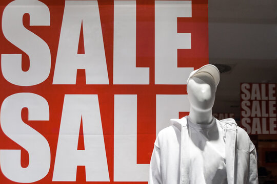 Schaufensterpuppe vor Sale-Schild