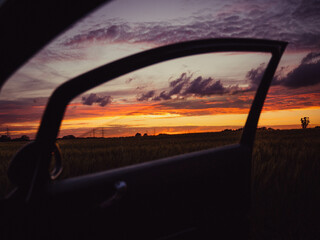 Autot&uuml;r im Sonnenuntergang