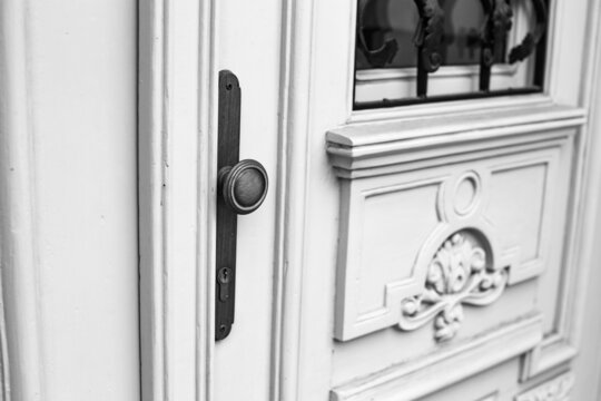 Door handle , knobs .