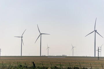 planta eolica para pruducir energia electrica renovable con las fuerzas del viento