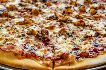 Pizza lista para comer en restaurante
