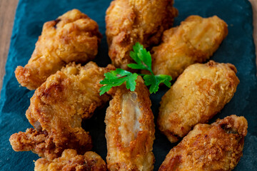 Alitas de pollo listas para comer en restaurante.
