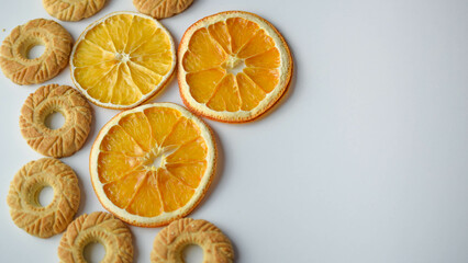 Obraz na płótnie Canvas round-shaped cookies and round dry orange slices 