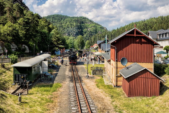 oybin, deutschland - historischer bahnhof mit alter eisenbahn