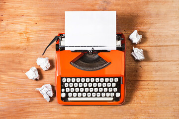 Máquina de escribir vintage con papel sobre un fondo de madera rústico. Vosta superior. Copy space