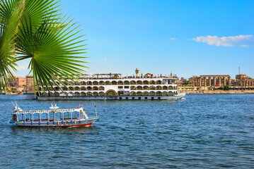 Fototapeta na wymiar Cruise liner in Luxor