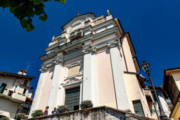 Fototapeta na wymiar La chiesa di San Vittore sull'Isola Bella