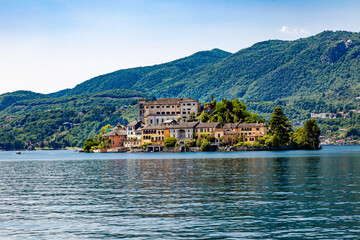 Fototapeta na wymiar L'Isola San Giulio nel Lago d'Orta