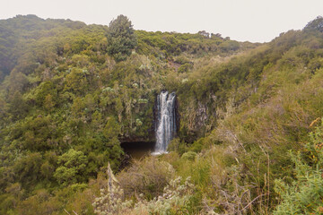 Obraz premium Scenic view of Karuru Waterfall in the Abardare National Park, Kenya