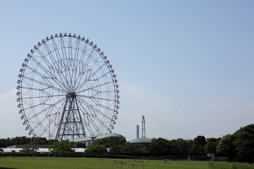 観覧車がある公園の風景。東京の葛西臨海公園。