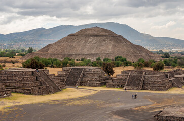 Fototapeta na wymiar Pyramid of the Sun and the road of death in Teotihuacan