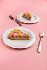 Due fette di torta rosa