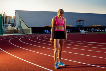Obraz premium Runner sprinting towards success on run path running athletic track. Goal achievement concept.