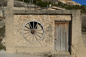 Antigua bodega ubicada en Hornillos de Cerrato. Posee una ruda de carro antigua como ventana. La...
