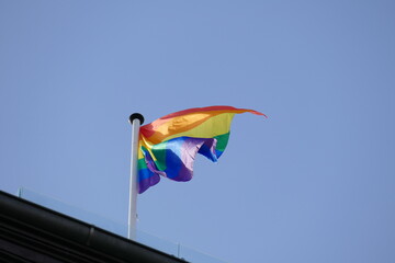 Bandera del orgullo gay situada en una azotea de Madrid.