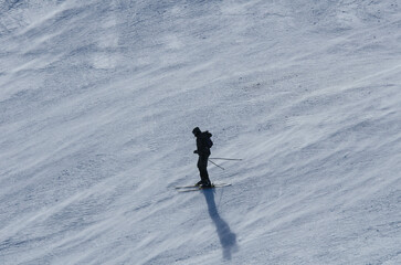 Homme qui ski dans le sancy en auvergne
